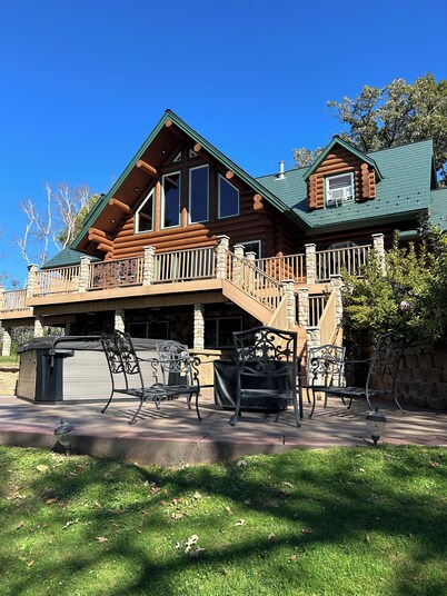 Gorgeous Log Home featuring  8-person outdoor HOT TUB-available year round.