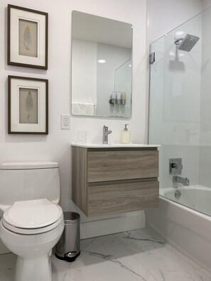 Ensemble douche/baignoire, sèche-cheveux, serviettes fournies, savon