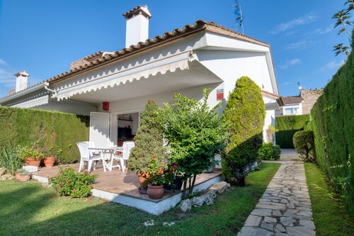 HOUSE FOR 8 PEOPLE, 5 MINUTES FROM THE BEACH
