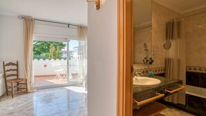Une salle de bain avec un lavabo, un miroir et une douche.
