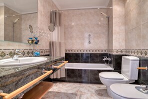 Badewanne, Bidet, Handtücher, Seife