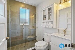 Shower, hair dryer, towels, soap - Anastasia Grand #4 -Between Town and the Beach (St. Augustine)
