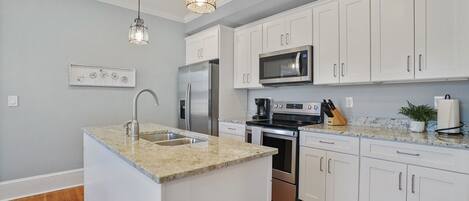 Een koelkast, een magnetron, een oven, een kookplaat