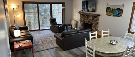 TV connectée, cheminée, livres