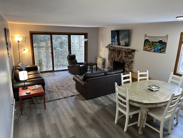 Smart TV, chimenea, libros