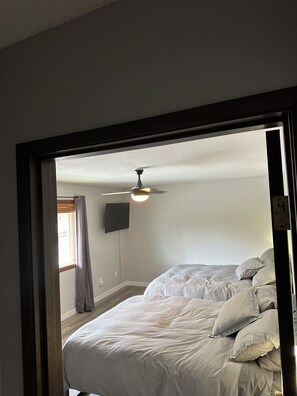 2 habitaciones, tabla de planchar con plancha, wifi y ropa de cama