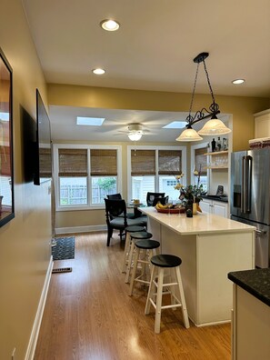 冷蔵庫、電子レンジ、オーブン、コンロ