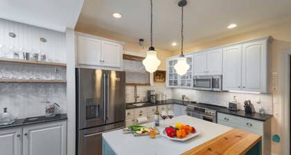 Highlands Bungalow Close to All / 3000+ sq ft