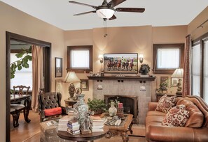 スマートテレビ、暖炉、書庫、書斎 / ワークスペース