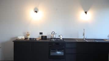 Wasserkocher mit Kaffee-/Teezubehör, Kühlschrank, Mikrowelle, Ofen