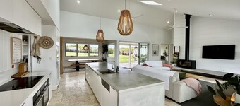Coastal Retreat - POOL,  SPA & FIRE. Nature boardwalk, creek & inlet. 5 bedroom.