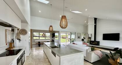 Coastal Retreat - POOL, SPA & FIRE. Nature boardwalk, creek & inlet. 5 bedroom.