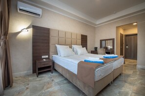 Romantisches Doppel- und Zweibettzimmer | Zimmersafe, Schreibtisch, kostenloses WLAN, Bettwäsche