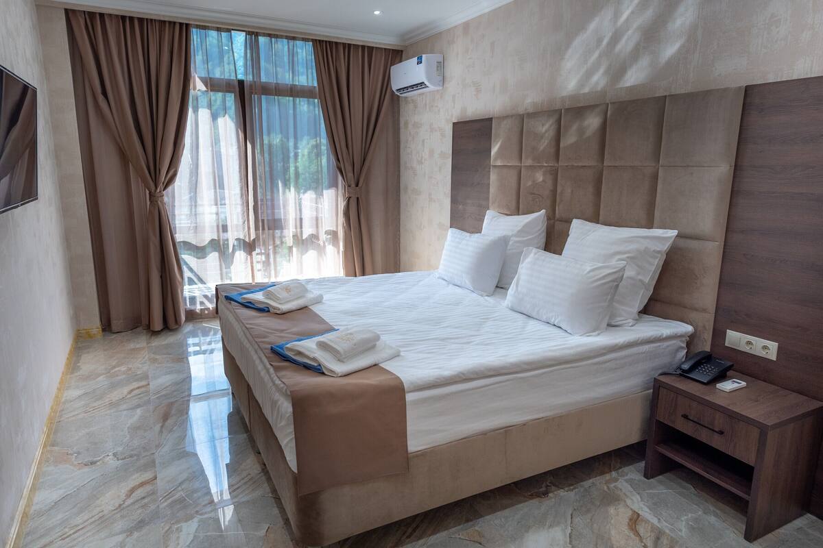 Suite | 1 bedroom, in-room safe, desk, free WiFi