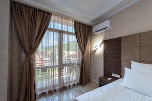 Habitación romántica con 1 cama matrimonial o 2 individuales | 1 habitación, caja de seguridad en la habitación y escritorio