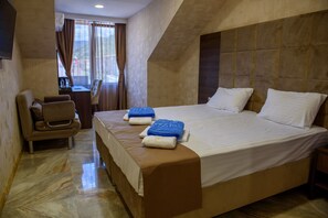 Superior-Dreibettzimmer | Zimmersafe, Schreibtisch, kostenloses WLAN, Bettwäsche