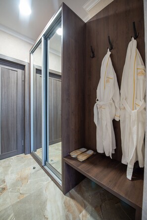 Standard-Doppel- oder -Zweibettzimmer | Zimmersafe, Schreibtisch, kostenloses WLAN, Bettwäsche