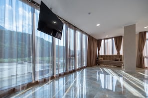 Habitación de lujo | Área de sala de estar | Televisión LCD