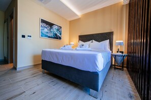 Caja de seguridad en la habitación y tabla de planchar con plancha 