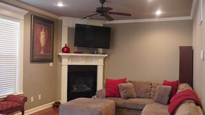 Smart TV, fireplace - Gorgeous Townhouse West Little Rock (Little Rock)