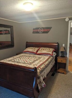 2 bedrooms, iron/ironing board, free WiFi, bed sheets - Surrounded by state parks! (Sparta)