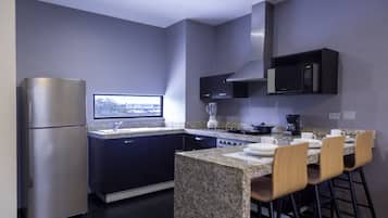 Een koelkast, een magnetron, een oven, een kookplaat