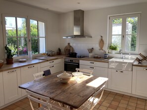 ثلاجة، ميكروويف، فرن، موقد طهي مسطح