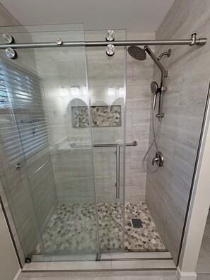Combined shower/bathtub, eco-friendly toiletries, hair dryer, towels - Gorgeous Bethany retreat! Dog friendly, 4 BR/3BA, near trails, <2 miles to beach (Ocean View)