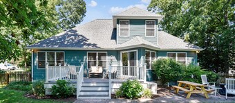 Gorgeous Bethany retreat! Dog friendly, 4 BR/3BA, near trails, <2 miles to beach