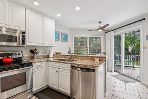 Gorgeous Bethany retreat! Dog friendly, 4 BR/3BA, near trails, <2 miles to beach