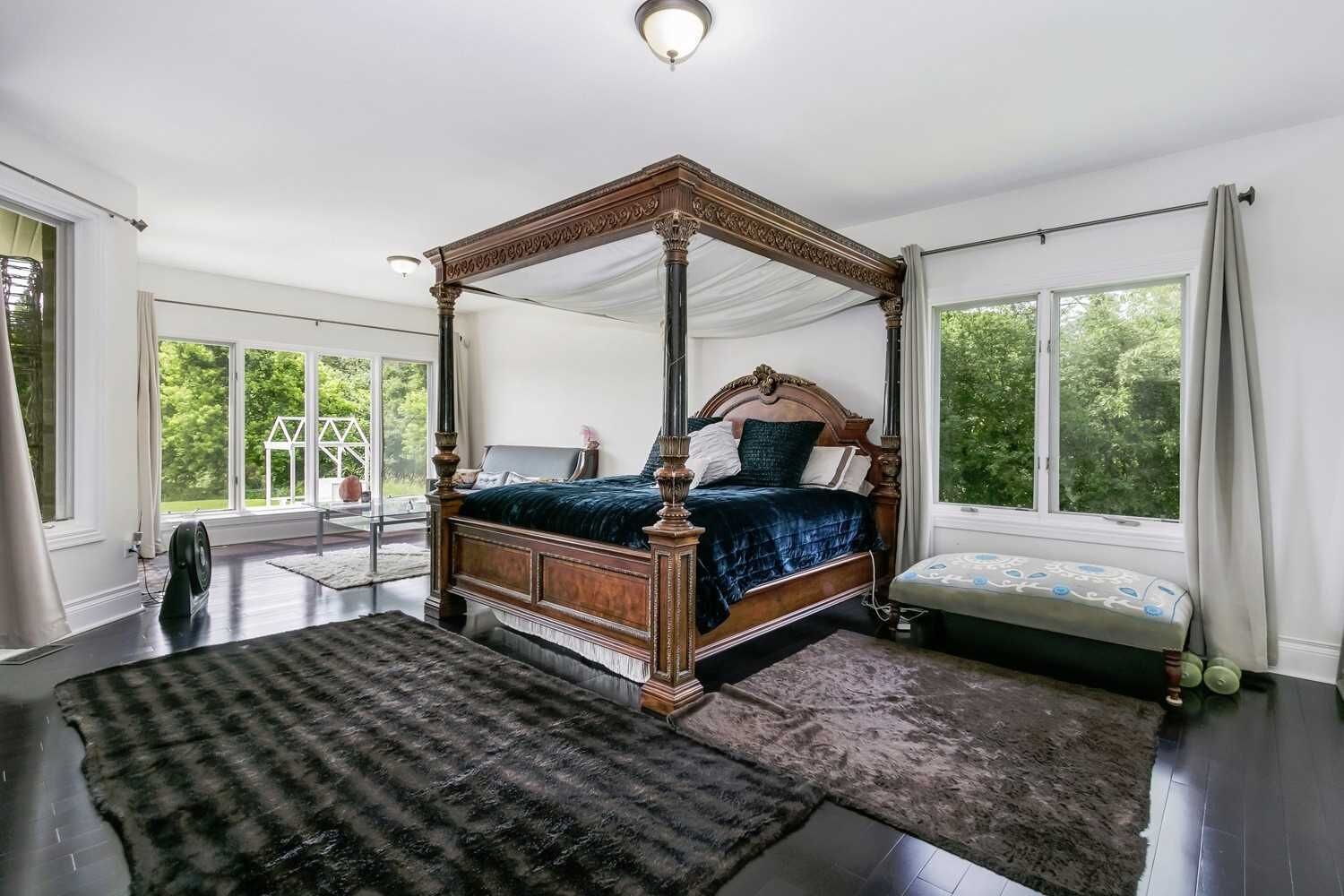 6 Schlafzimmer, Zimmersafe, Schreibtisch, Bügeleisen/Bügelbrett