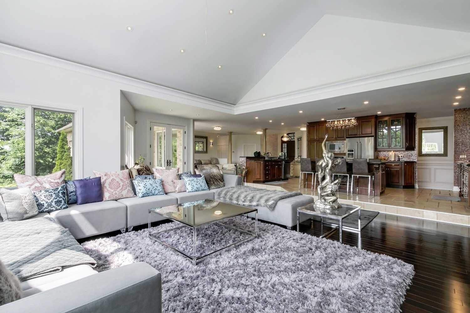 Smart-TV, Kamin, Bücher, Stereoanlage