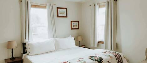 Tabla de planchar con plancha, cuna de viaje, wifi y ropa de cama