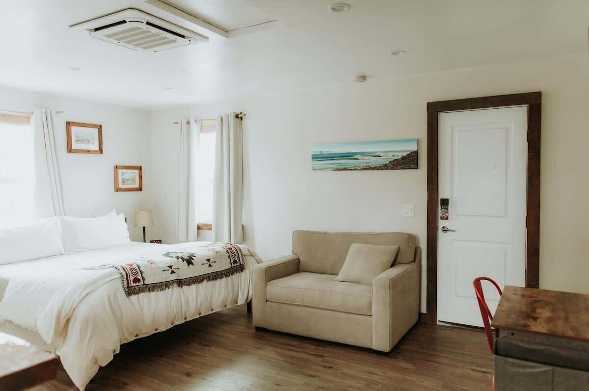 Fer et planche à repasser, lit parapluie, Wi-Fi, draps fournis