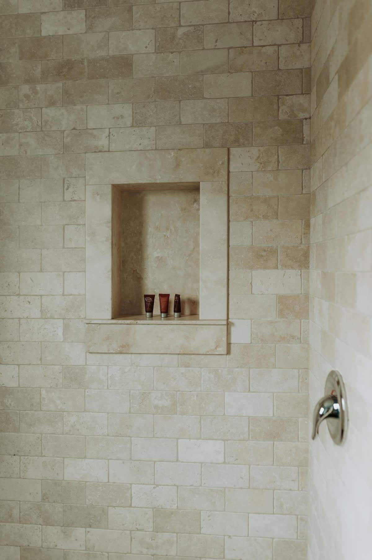 Douche, sèche-cheveux, shampoing