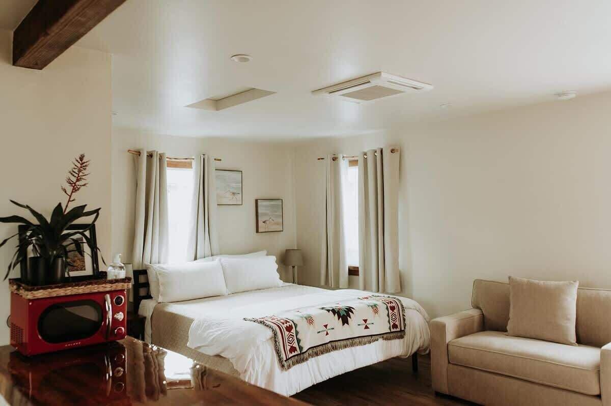 Fer et planche à repasser, lit parapluie, Wi-Fi, draps fournis