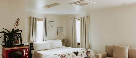 Tabla de planchar con plancha, cuna de viaje, wifi y ropa de cama