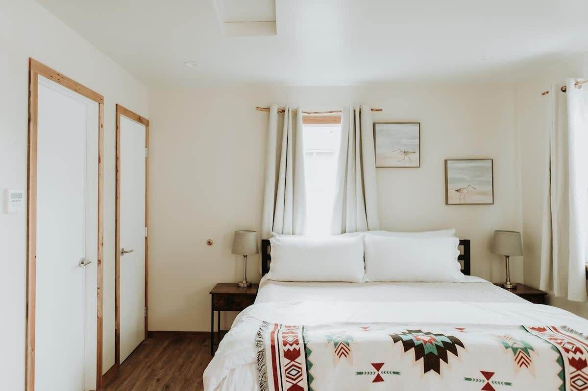 Tabla de planchar con plancha, cuna de viaje, wifi y ropa de cama