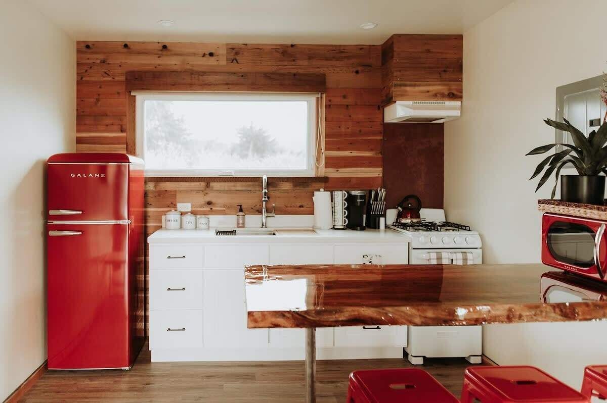 Frigorífico, microondas, horno y placa de cocina