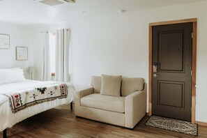 Tabla de planchar con plancha, cuna de viaje, wifi y ropa de cama 