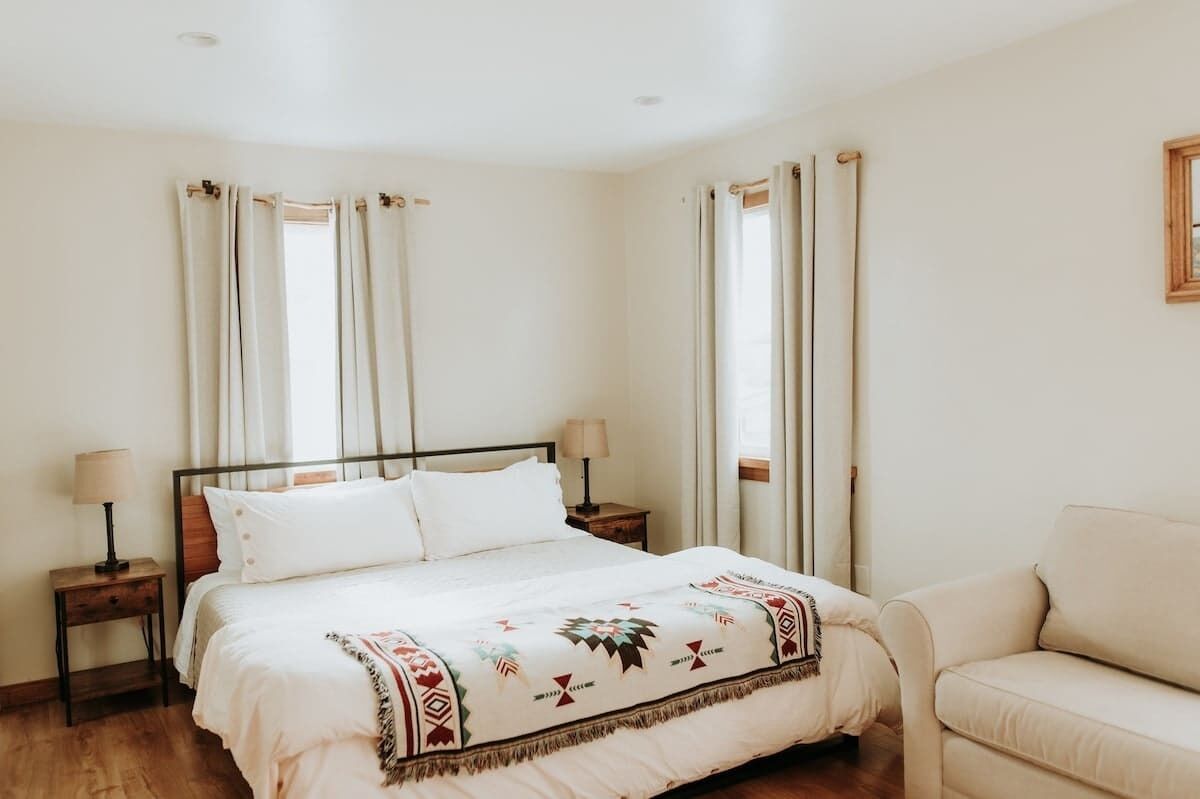 Tabla de planchar con plancha, cuna de viaje, wifi y ropa de cama 