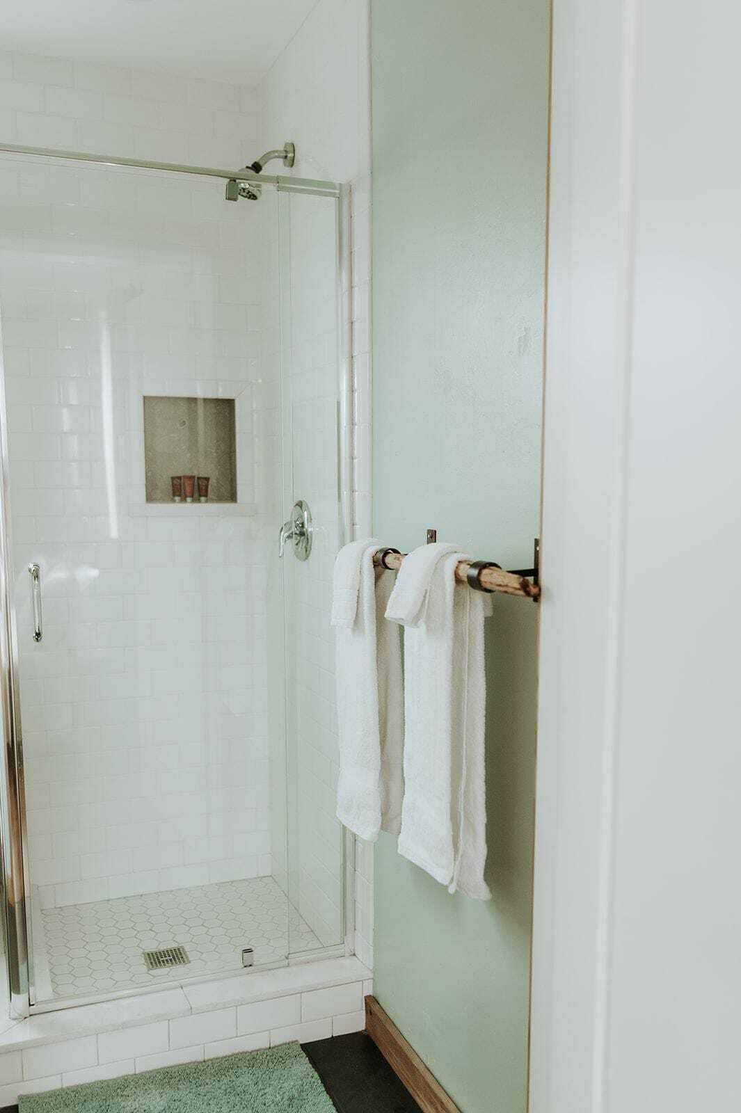 Regadera, secadora de cabello, shampoo 