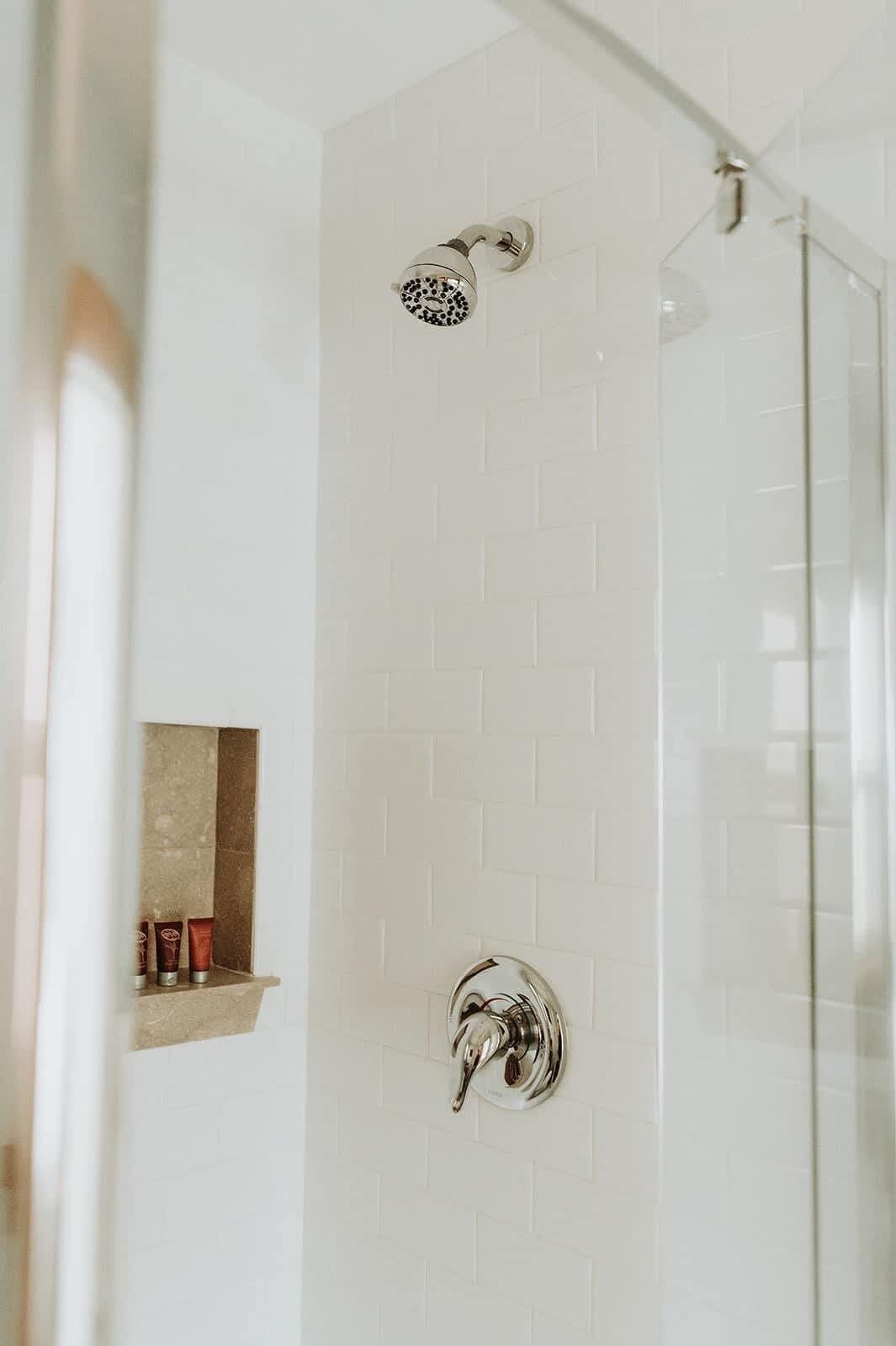 Douche, sèche-cheveux, shampoing