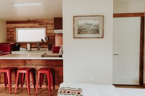 冷蔵庫、電子レンジ、オーブン、コンロ