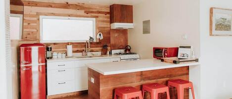 Refrigerador, microondas, horno, placa de cocina