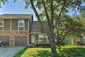 Exterior - Modern Townhome w/ Fireplace: Near Stoll Park (Overland Park)