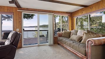 Smart TV, fireplace, table football