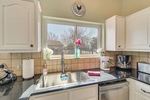 Fridge, microwave, stovetop, dishwasher - Hot Tub, Pool, & Fire Pit! Solar-Powered Hutto Gem (Hutto)