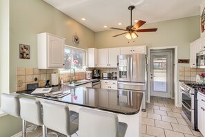 Fridge, microwave, stovetop, dishwasher - Hot Tub, Pool, & Fire Pit! Solar-Powered Hutto Gem (Hutto)