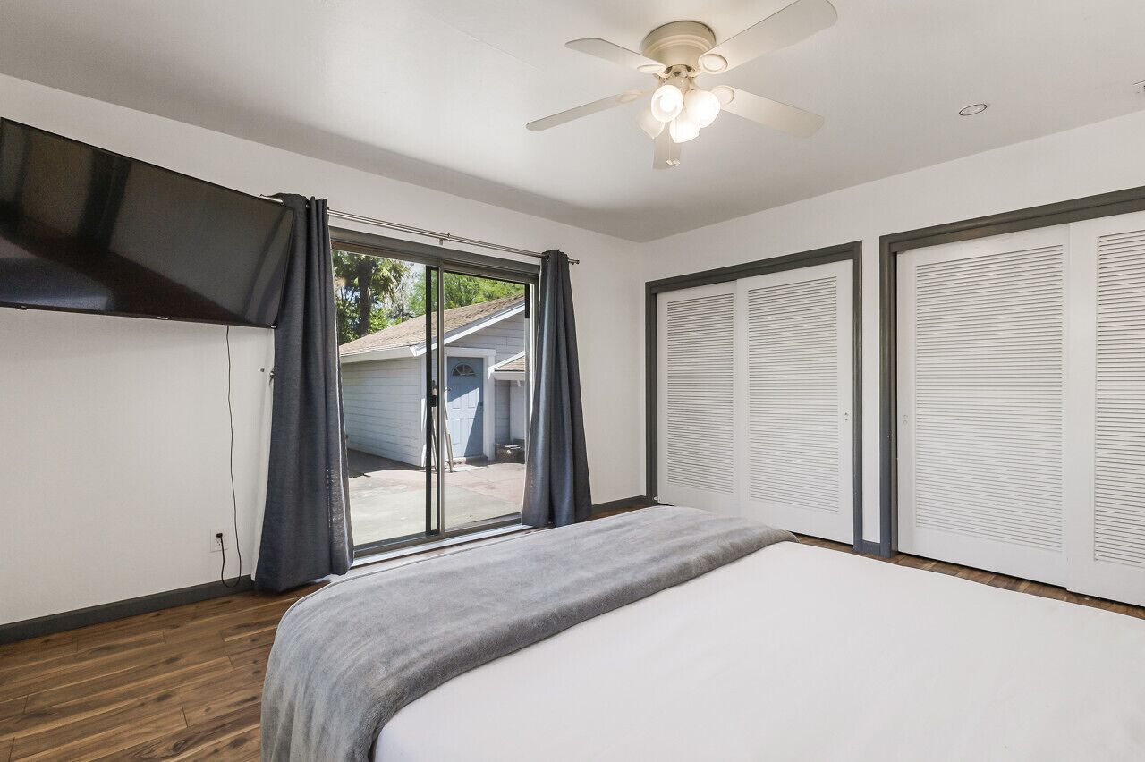 3 bedrooms, desk, iron/ironing board, travel crib